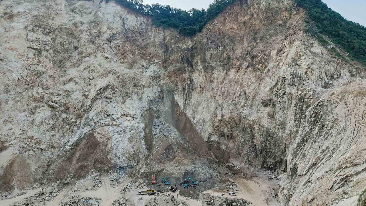 FOTO: !4 Penambang Galian C Tewas dan 8 Lainnya Masih Tertimbun Longsor Di Gunung Kuda Cirebon
