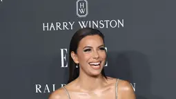 Gaun Eva Longoria menampilkan belahan dada berpotongan rendah dan tali berhiaskan berlian imitasi. (KEVIN WINTER / GETTY IMAGES NORTH AMERICA / Getty Images via AFP)