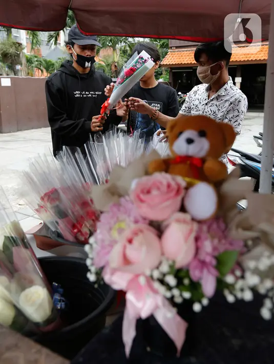 Warga membeli suvenir unik di Rawa Belong, Jakarta, Minggu (14/2/202). Hari Valentine  atau disebut juga Hari Kasih Sayang, pada tanggal 14 Februari adalah sebuah hari saat para kekasih dan mereka yang sedang jatuh cinta menyatakan cintanya di Dunia Barat.  (Liputan6.com/Angga Yuniar)