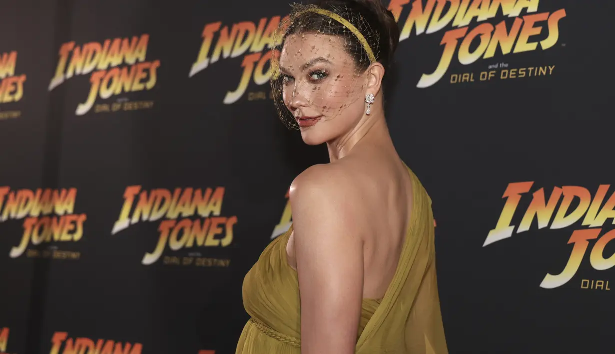 Si cantik berambut coklat juga mengenakan sepasang anting-anting berlian berkilau dari Chopard dan gelang berlian bersama dengan cincin pertunangannya yang sangat besar, yang diperkirakan memiliki berat antara 7 dan 8 karat. (Photo by Vianney Le Caer/Invision/AP)