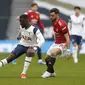 Gelandang Tottenham Hotspur, Tanguy Ndombele mengontrol bola dari kawalan gelandang MU, Bruno Fernandes pada pertandingan Liga Inggris di Stadion Tottenham Hotspur, London (12/4/2021).  Berkat kemenangan tersebut MU berada di posisi kedua klasemen dengan 63 poin. (Matthew Childs/Pool via AP)