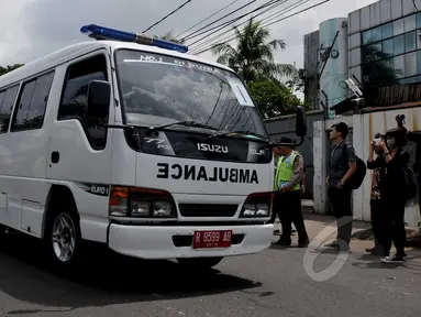 Iring-iringan dua mobil ambulans yang membawa jenazah Duo Bali Nine tiba di Rumah Duka Abadi, Jakarta, Rabu (29/4/2015). Jenazah terpidana mati Andrew Chan dan Myuran Sukuraman disemayamkan sebelum diterbangkan ke Australia. (Liputan6.com/Johan Tallo)