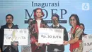 Dirjen Industri Kecil, Menengah dan Aneka Kementerian Perindustrian Gati Wibawaningsih memberikan hadiah kepada juara inagurasi Muslim Modest Fashion Project (MOFP) 2020 di Jakarta, Sabtu (21/11/2020). Kompetisi MOFP yang memperebutkan total hadiah sebesar 75 juta Rupiah. (Liputan6.com/Pool/Agus)