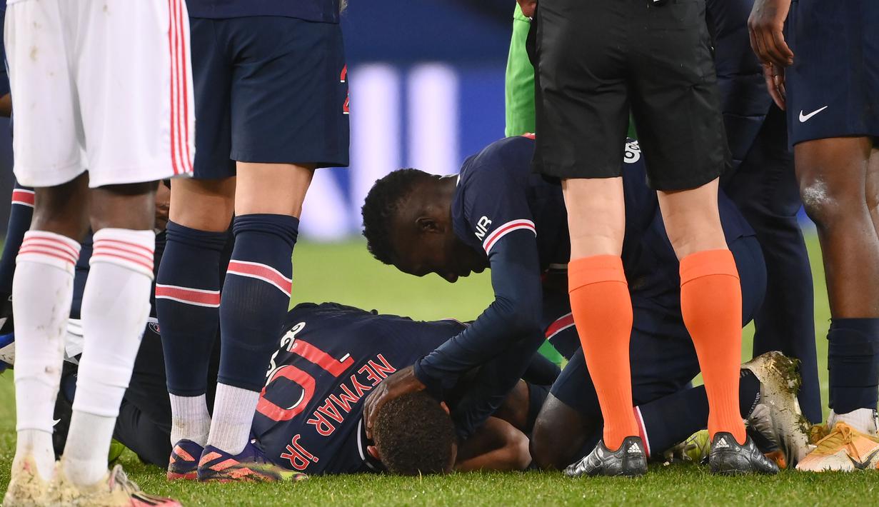 Cedera Neymar menambah kesengsaraan PSG, klub asal kota Paris itu merasakan kekalahan keempat di Ligue 1 musim ini dan kekalahan kandang pertama dari Lyon di liga sejak 2007. (AFP/Frank Fife)