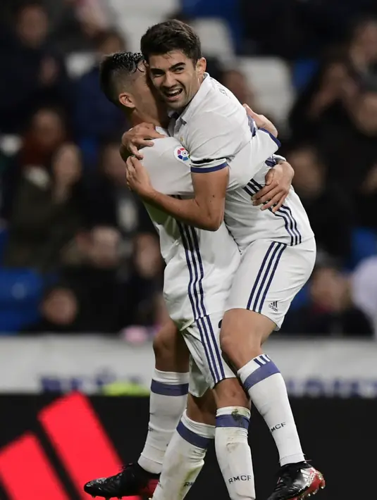Enzo Zidane merayakan gol bersama rekannya saat laga leg kedua babak 32 besar Copa del Rey di Santiago Bernabeu, Kamis (1/12) Enzo berhasil mencetak gol dalam debut di tim utama Real Madrid (AFP PHOTO / Javier Soriano)