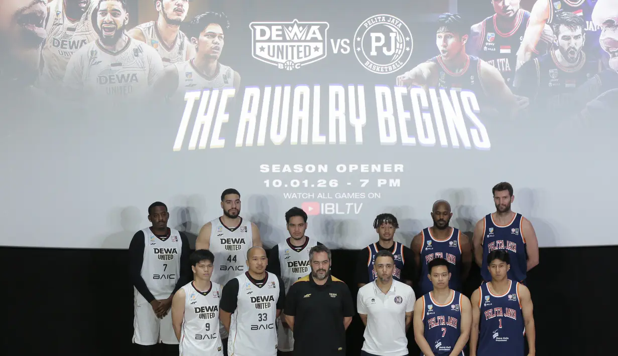 Acara ini sekaligus menandai dimulainya liga basket profesional tertinggi di Indonesia. Tampak dalam foto, perwakilan pemain Dewa United Banten dan Pelita Jaya Basketball berfoto bersama usai konferensi pers terkait dimulainya secara resmi musim kompetisi Indonesian Basketball League (IBL) GoPay 2026 di kawasan Senayan, Jakarta, Selasa (6/1/2026). (Bola.com/M Iqbal Ichsan)