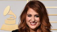 Elvis sang presenter tak hanya berhenti bertanya. Charlie pun menerima pertanyaan kedekatannya dengan Meghan Trainor. Namun ia berhasil menyangkalnya, Charlie tidak dekat dengan siapa-siapa saat ini, ungkap Charlie Puth pada Elvis. (AFP/Bintang.com)