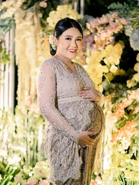Potret lainnya memperlihatkan Via Vallen yang tampil anggun dalam balutan kebaya berwarna light grey. [@viavallen].
