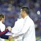 Lionel Messi (Barcelona/kiri) dan Cristiano Ronaldo (Real Madrid/kanan) berjabat tangan sebelum partai El Clasico (2/4/2016). Keduanya bakal menjadi penentu musim ini bagi tim masing-masing kala berebut trofi jawara La Liga 2015-2016.  (Reuters/Albert Gea