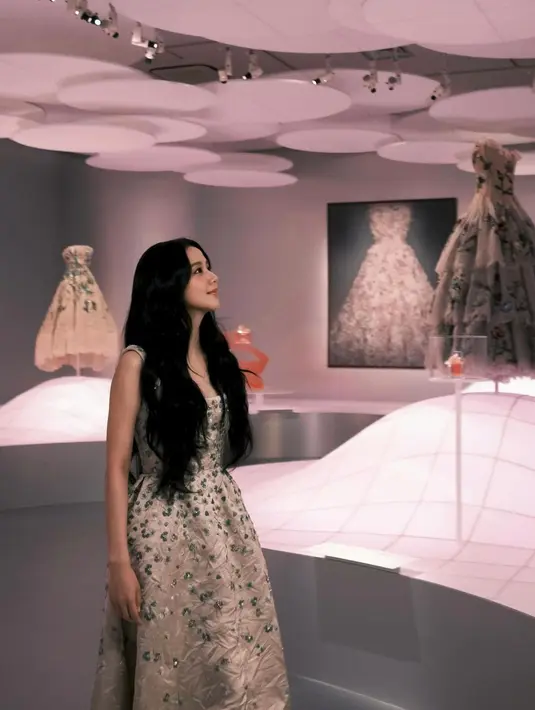 Kenakan gaun U-neck, Jisoo BLACKPINK sukses curi perhatian dengan penuh pesona khas princess [@sooyaaa__]