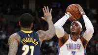 Forward Oklahoma City Thunder Carmelo Anthony (kanan) melepas tembakan pada laga NBA melawan Denver Nuggets di Pepsi Center, Kamis (1/2/2018) atau Jumat (2/2/2018) WIB. (AP Photo/David Zalubowski)