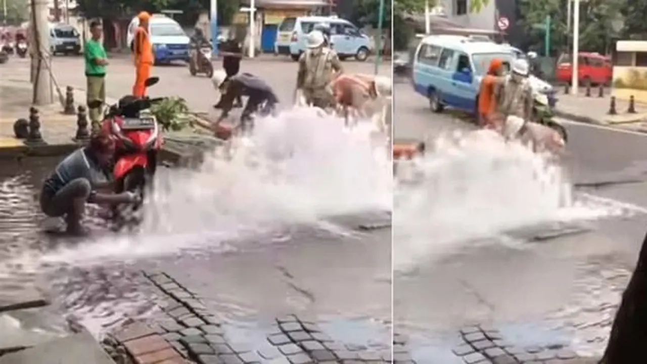 Bapak-bapak cuci motor dari air PDAM yang bocor