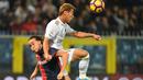 Pemain Genoa, Diego Laxalt (kiri) berduel dengan pemain AC Milan, Keisuke Honda  pada lanjutan Serie A Italia di  Luigi Ferraris stadium,  Genoa, Rabu (25/10/2016) dini hari WIB.  (AFP/ Giuseppe Cacace)