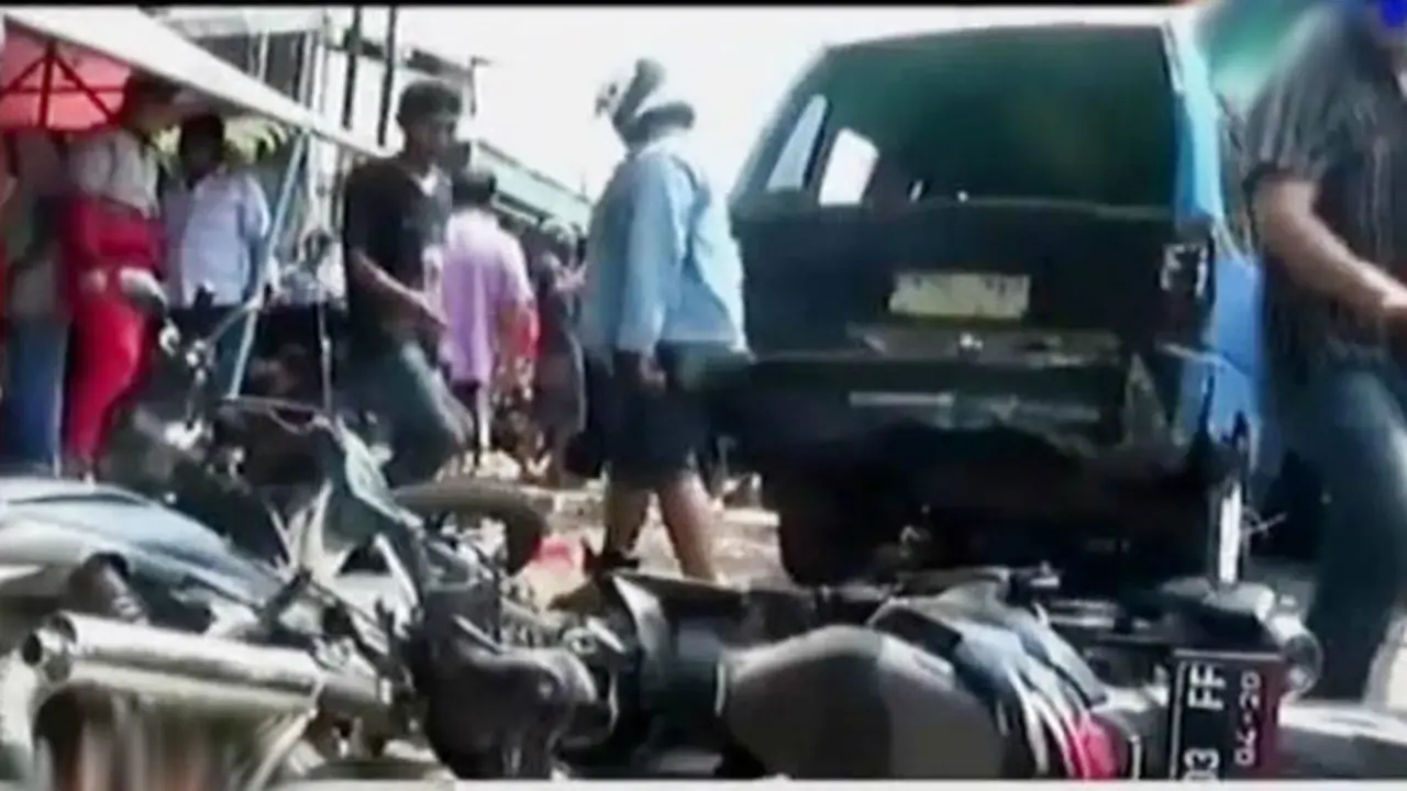 Bus Kota Tabrak Angkot hingga Uji Coba Rudal Balistik Korut 