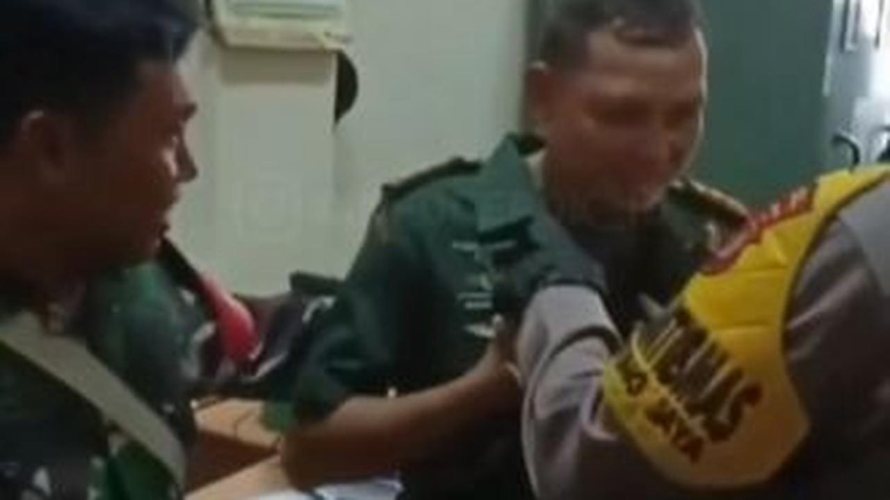 Dalam keterangan unggahan, disebutkan jika RN (36) diamankan anggota TNI dan Kepolisian saat berada di Kantor Kecamatan Cipayung.