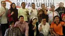 Ketua Panitia Rapat Umum, Victor Sirait dan Relawan Jokowi berfoto bersama seusai konferensi pers di kawasan Kemang, Jakarta, Kamis (2/8). Rapat yang mengusung tema “Bersatu, Militan, Menang” itu akan dihadiri 50 ribu peserta. (Liputan6.com/Johan Tallo)