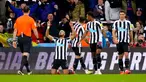 Pemain Newcastle United Joelinton (kiri) merayakan golnya ke gawang Leicester City pada pertandingan sepak bola perempat final Piala Liga Inggris atau Carabao Cup di St. James' Park, Newcastle, Inggris, 10 Januari 2023. Newcastle United mengalahkan Leicester City dengan skor 2-0. (Owen Humphreys/PA via AP)