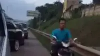 Sebuah video beredar di media sosial memperlihatkan pengendara motor 'nakal' yang nekat masuk tol. (Via: facebook.com/Djakababa)