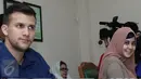 Risty Tagor (kanan) tampak tersenyum saat sidang putusan perceraiannya di Pengadilan Agama Jakarta Selatan, Kamis (24/3).  Setelah melalui proses panjang, gugatan cerai Risty Tagor terhadap Stuart Collin akhirnya dikabulkan. (Liputan6.com/Herman Zakharia)