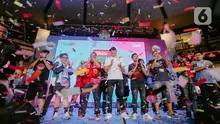 Kiper legendaris Manchester United, Peter Schmeichel, foto bersama fans saat menghadiri acara Vidio Premier League Festival di Cilandak Town Square, Jakarta, Sabtu (5/8/2023). (Liputan6.com/Faizal Fanani)