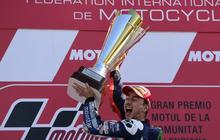 Lorenzo angkat trofi juara dunia MotoGP 2015