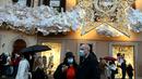 Orang-orang mengenakan masker di Piazza di Spagna di Roma tengah, Italia, Minggu (5/12/2021). Kota Roma memberlakukan kewajiban penggunaan masker di ruang terbuka pusat kota dan area perbelanjaan sibuk lainnya hingga 31 Desember mendatang. (Vincenzo PINTO/AFP)