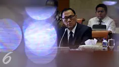 Gubernur Bank Indonesia, Agus Martowardojo mendengarkan saat mengikuti Rapat Dengar Pendapat (RDP) dengan Komisi XI DPR di Kompleks Parlemen, Senayan, Jakarta, Senin (25/4). (Liputan6.com/Johan Tallo)