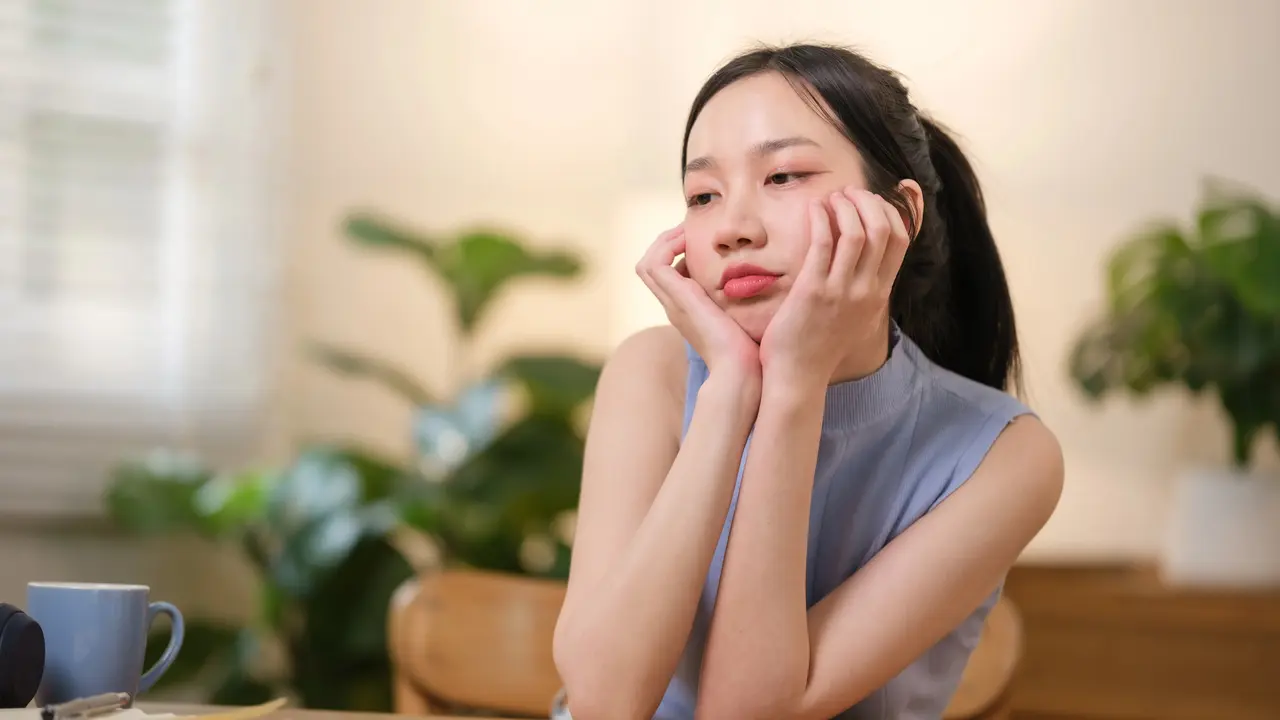 wanita agustus overthinking jatuh cinta
