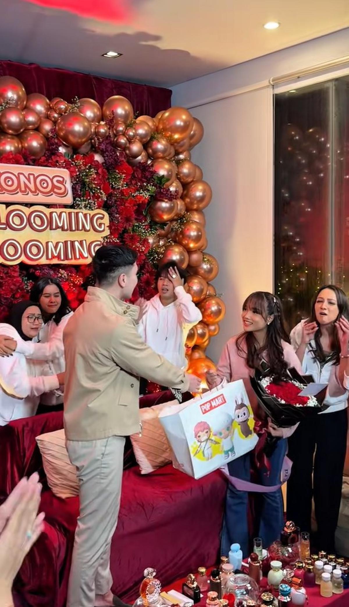 7 Potret Fuji Diberi Oleh-Oleh Verrell Bramasta Usai dari China, Sweet Romantis dan Bikin Salting