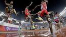 Aksi para atlet cabang atletik saat final nomor 3000 meter steeplechase pada Asian Games di Stadion Utama Gelora Bung Karno, Senayan Jakarta, Senin (27/8/2018). (Bola.com/Peksi Cahyo)
