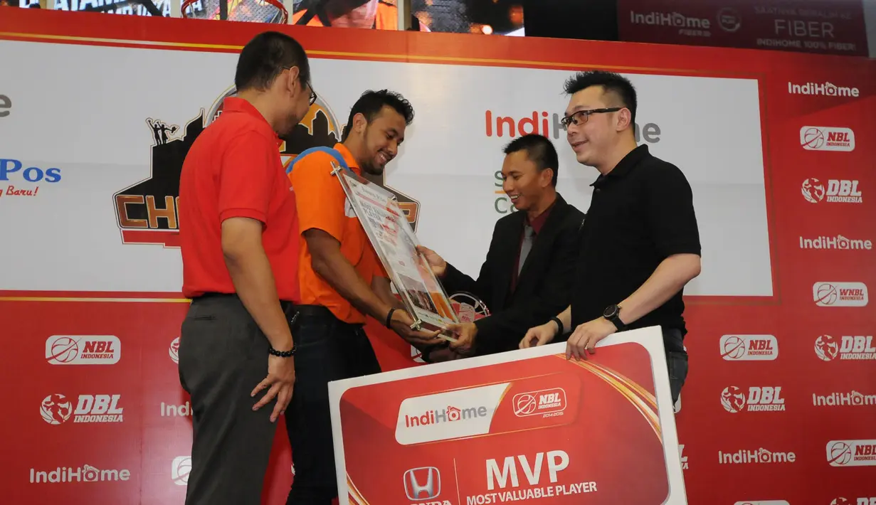 Pebasket Pelita Jaya Energi Mega Persada Jakarta, Adhi Pratama Prasetyo Putra (kedua kiri) meraih penghargaan Most Valuable Players (MVP) yang diserahkan usai jumpa di Jakarta, Jumat (1/5/2015). (Liputan6.com/Helmi Fithriansyah)