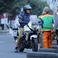 Anies Baswedan mengendarai motor  Kawasaki Versys-X 250 Tourer milik Dinas Perhubungan DKI Jakarta untuk melakukan inspeksi di gelaran Asian Games 2018. (@aniesbaswedan)