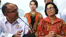 Menkeu Sri Mulyani (kanan) dan Ketua Umum Kadin Indonesia Rosan Roeslani memberikan keterangan usai pengusaha anggota Kadin Indonesia mengikuti program pengampunan pajak (tax amnesty) di Dirjen Pajak, Jakarta, Selasa (27/9). (Liputan6.com/Angga Yuniar)