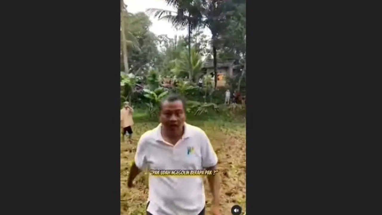 Tangkapan gambar saat Wagub Jabar Uu bermain bola di sawah berlumpur. (Istimewa)