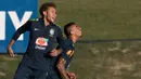 Pesepakbola Brasil, Neymar bersama rekan setimnya Gabriel Jesus menjalani latihan di pusat pelatihan Granja Comary , luar Rio de Janeiro. Selasa (22/5). Pemain berusia 26 tahun itu sempat diragukan bisa tampil di piala dunia. (AP/Leo Correa)