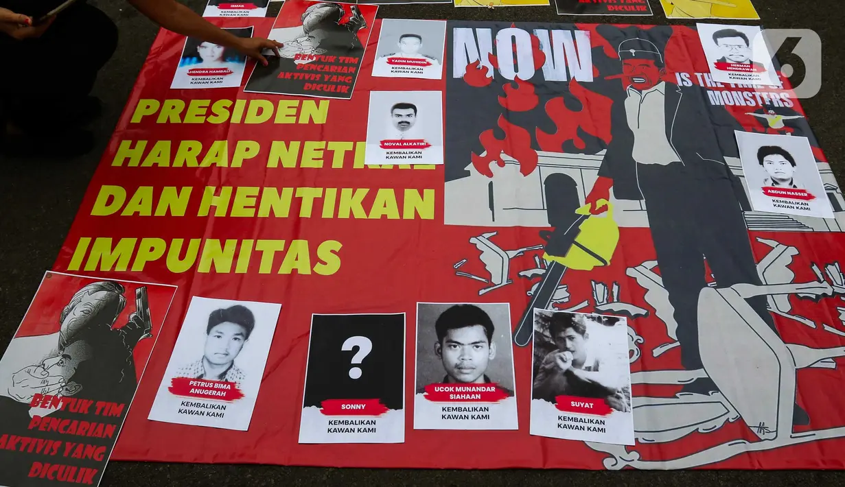 Mereka berdiam diri selama satu jam di depan Istana Negara, Jakarta untuk menuntut pemerintah segera menuntaskan sejumlah kasus pelanggaran hak asasi manusia (HAM) berat. (Liputan6.com/Herman Zakharia)