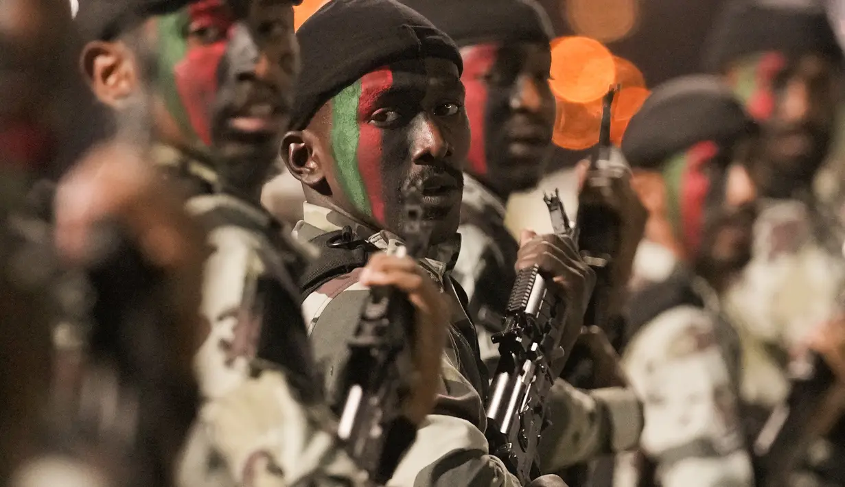 Pasukan khusus Saudi tampil selama parade militer dalam persiapan haji tahunan, di kota suci Mekah, Arab Saudi (3/7/2022). Latihan ini merupakan kesiapan pasukan Arab Saudi menjamin ketertiban selama pelaksanaan ibadah haji berlangsung. (AP Photo/Amr Nabil)