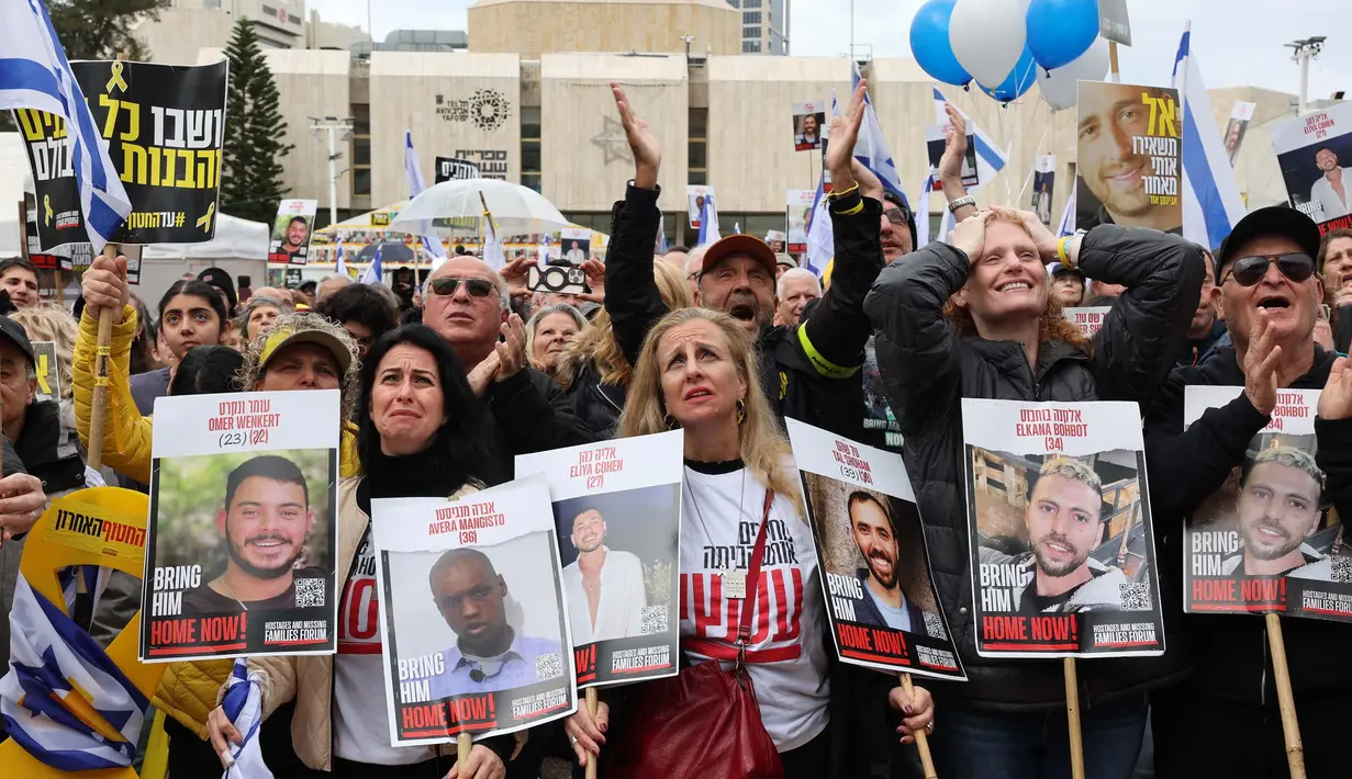 Orang-orang bereaksi ketika mereka menyaksikan layar di Hostages Square, Tel Aviv yang menyiarkan pembebasan sandera Israel yang ditahan oleh gerakan Hamas Palestina di Jalur Gaza, pada 22 Februari 2025. (Jack GUEZ/AFP)