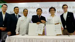 Chairman of Nusantara Polo Club Prabowo Subianto (ke empat kiri) dan CEO MatahariMall.com Hadi Wenas (kedua kanan) menunjukkan nota kerjasama antara MatahariMall.com dengan Nusantara Polo Club, Jakarta, Rabu (27/1/2016). (Liputan6.com/Fery Pradolo)