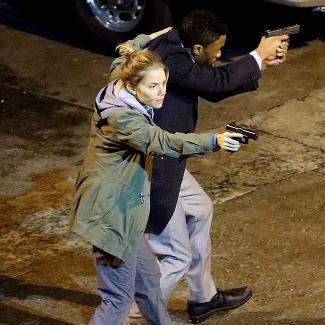 Chadwick Boseman dan Sienna Miller dalam 21 Bridges.