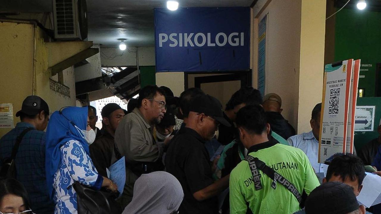 FOTO: Begini Suasana Antrean Pemohon SIM yang Sempat Membuat Server Down
