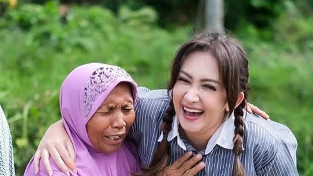 6 Gaya Busana Nafa Urbach saat 'Blusukan' ke Warga Dapilnya, dari Batik sampai Kemeja Oversize