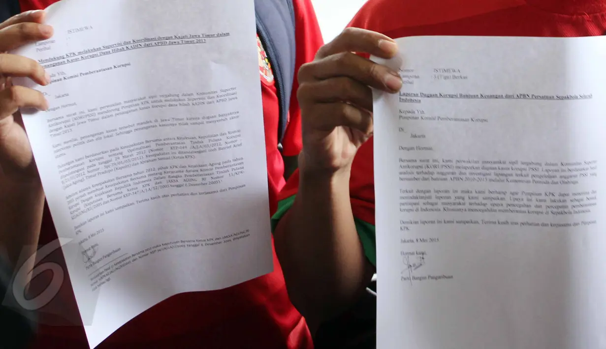 Perwakilan dari Komunitas Suporter Antikorupsi (KORUPSSI) memperlihatkan surat laporan dugaan korupsi PSSI di kantor KPK, Senin (8/6/2015). (Liputan6.com/Helmi Afandi)