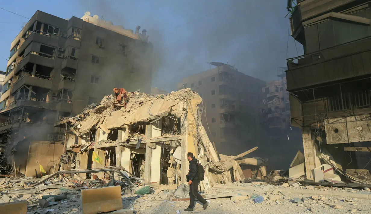 Kementerian Kesehatan Lebanon mencatat Israel kembali melakukan serangan pada Minggu (27/10/2024) kemarin di wilayah Lebanon selatan. 21 orang dinyatakan tewas dan puluhan lainnya mengalami luka-luka. (Foto oleh AFP)
