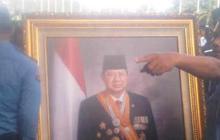 Satu dari enam foto presiden di DPR itu pecah
