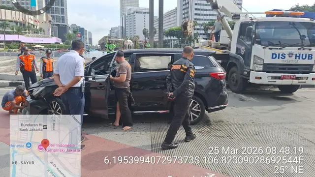 Mobil Nyemplung ke Kolam Bundaran HI