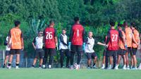 Pelatih Persija Jakarta, Mauricio Souza, memberikan arahan kepada anak asuhnya saat sesi latihan di Nirwana Park, Sawangan, Depok, Jawa Barat, Kamis (31/7/2025). (Bola.com/M Iqbal Ichsan)