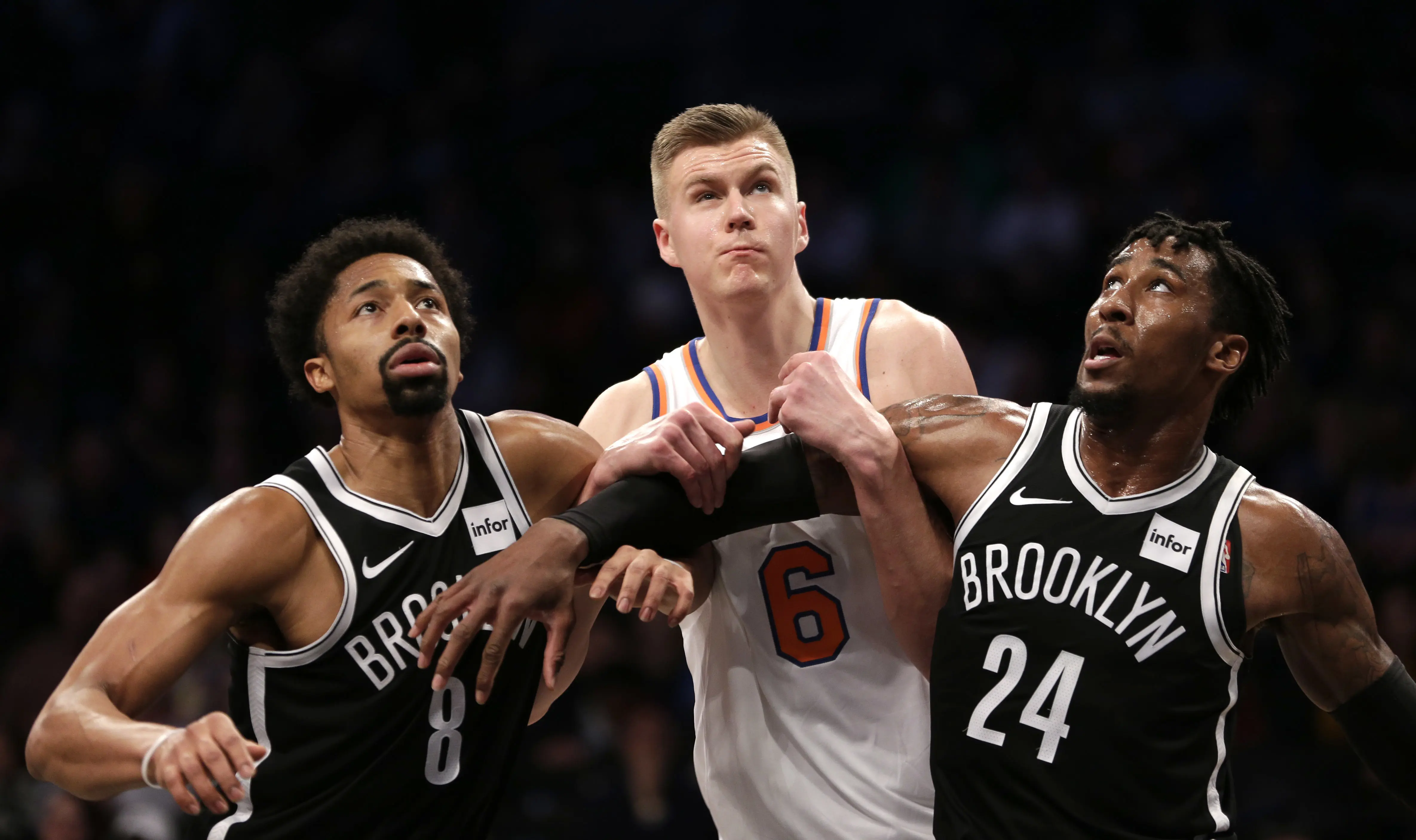 Duo Brooklyn Nets Spencer Dinwiddie (kiri) dan Rondae Hollis-Jefferson (kanan) berkombinasi menghentikan bintang New York Knicks Kristaps Porzingis pada laga NBA di Barclays Center, Senin (15/1/2018) atau Selasa (16/1/2018) WIB. (AP Photo/Seth Wenig)