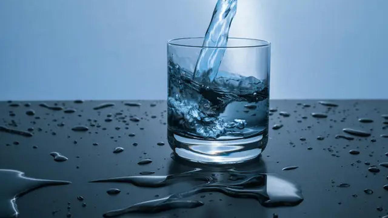 Benarkah Minum Air Es Dapat Menyebabkan Perut Buncit? Ini Penjelasan Medisnya
