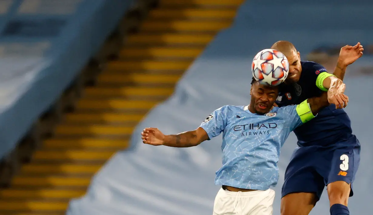 Penyerang Manchester City, Raheem Sterling melompat saat berebut bola dengan pemain FC Porto, Pepe pada matchday pertama Grup C Liga Champions di Etihad Stadium, Kamis (22/10/2020) dini hari WIB. Manchester City sukses menaklukan Porto dengan skor 3-1. (Phil Noble/Pool via AP)